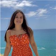 Profesora involucrada en la educación de los niños y niñas de educación primaria.